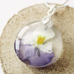 pendentif fara pensée violette résine d'inclusion bijou nature fleurs naturelles cadeau floral collier végétal bijou nature femme argent sterling 925