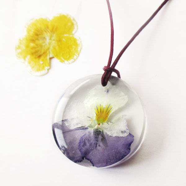 pendentif fara pensée violette résine d'inclusion bijou nature fleurs naturelles cadeau floral collier végétal bijou nature femme argent sterling 925