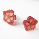 Boucles d'oreilles fleur grenadine rose rouge bijou nature en résine d'inclusion et fleurs séchées fait main en france