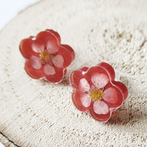 Boucles d'oreilles fleur grenadine rose rouge bijou nature en résine d'inclusion et fleurs séchées fait main en france