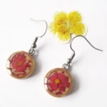 Boucles d'oreilles MALIKA pendants roses en bois bijoux nature turquoise résine inclusion lanaflore bijoux végétal fleurs naturelles cadeau femme original