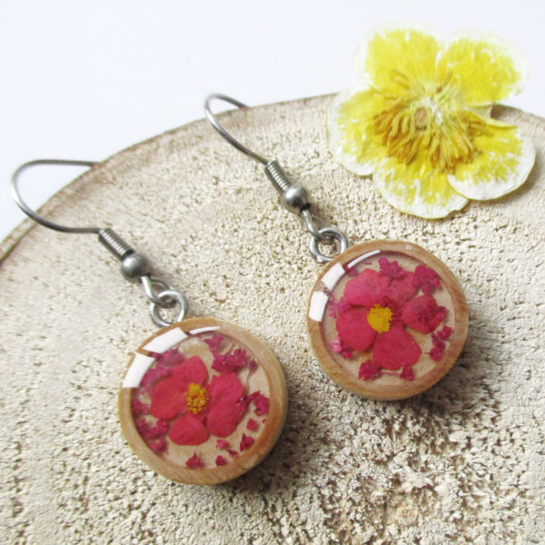 Boucles d'oreilles MALIKA pendants roses en bois bijoux nature turquoise résine inclusion lanaflore bijoux végétal fleurs naturelles cadeau femme original