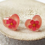 Boucles d'oreilles cœur grenadine rose rouge bijou nature en résine d'inclusion et fleurs séchées fait main en france