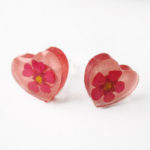 Boucles d'oreilles cœur grenadine rose rouge bijou nature en résine d'inclusion et fleurs séchées fait main en france