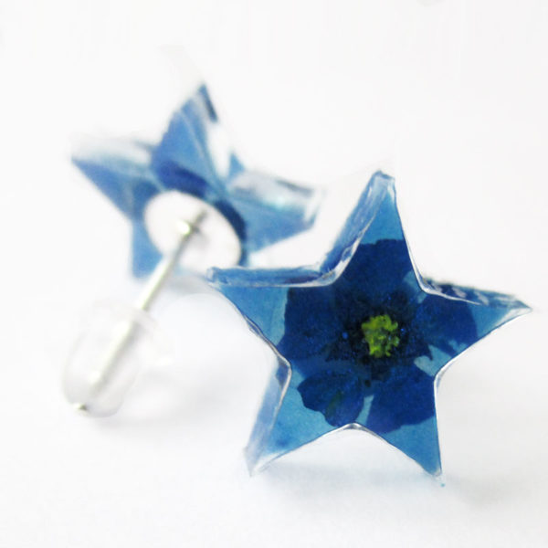 Boucles d'oreilles étoile azur bleu bijou nature en résine d'inclusion et fleurs séchées fait main en france