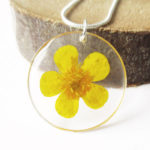 pendentif bouton d'or cerclé résine d'inclusion bijoux nature fleurs naturelles cadeau floral collier végétal bijou jaune femme argent sterling 925