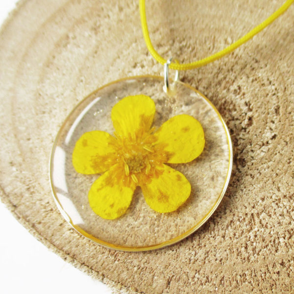 pendentif bouton d'or cerclé résine d'inclusion bijoux nature fleurs naturelles cadeau floral collier végétal bijou jaune femme argent sterling 925