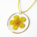 pendentif bouton d'or cerclé résine d'inclusion bijoux nature fleurs naturelles cadeau floral collier végétal bijou jaune femme argent sterling 925