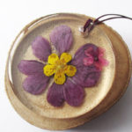 pendentif arya fleur violette rose bouton d'or collier végétal résine d'inclusion bijoux nature fleurs naturelles cadeau floral femme argent sterling 925
