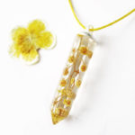 pendentif branche de mimosa jaune résine inclusion-fleurs-bijoux-nature