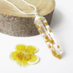 pendentif branche de mimosa jaune résine inclusion-fleurs-bijoux-nature