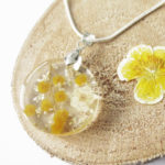 pendentif paloma mimosa jaune résine inclusion-fleurs-bijoux-nature
