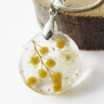 pendentif paloma mimosa jaune résine inclusion-fleurs-bijoux-nature