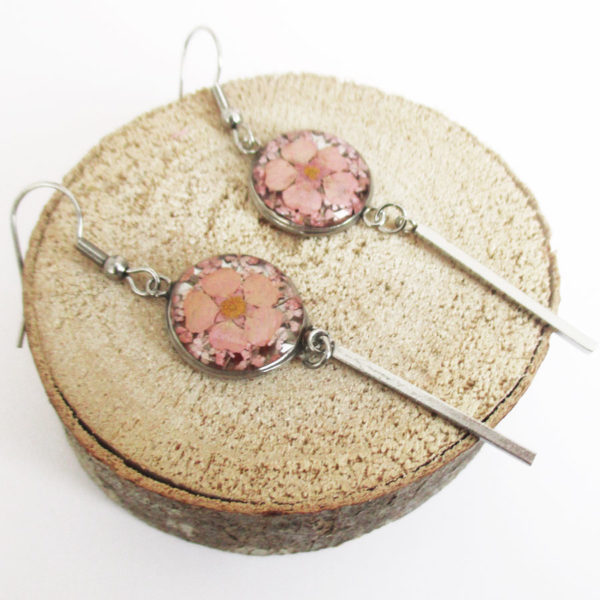 Boucles d'oreilles june rose pâle bijoux fleur nature résine inclusion lanaflore bijoux végétal fleurs naturelles cadeau femme original