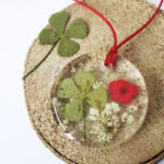 pendentif-trefle-et fleur rouge-naturelle résine bois inclusion bijou femme cadeau nature