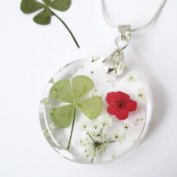 pendentif-trefle-et fleur rouge-naturelle résine bois inclusion bijou femme cadeau nature