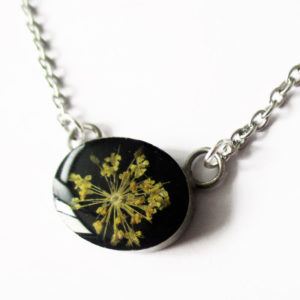 bijoux personnalisés fleurs résine noire fleur colza jaune commande sur mesure bijou végétal