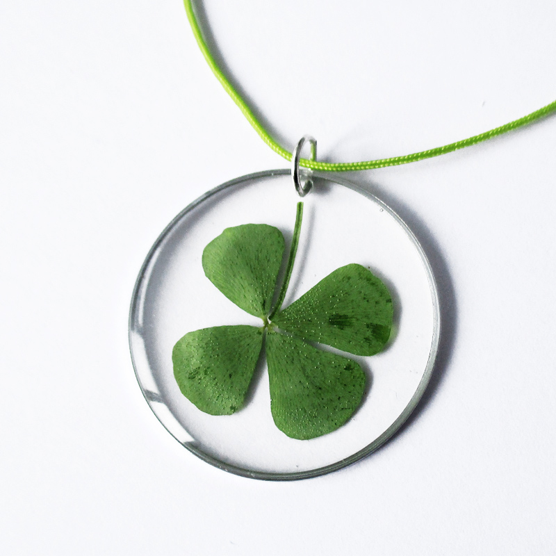 Un collier pendentif porte-bonheur trèfle à quatre feuilles porte