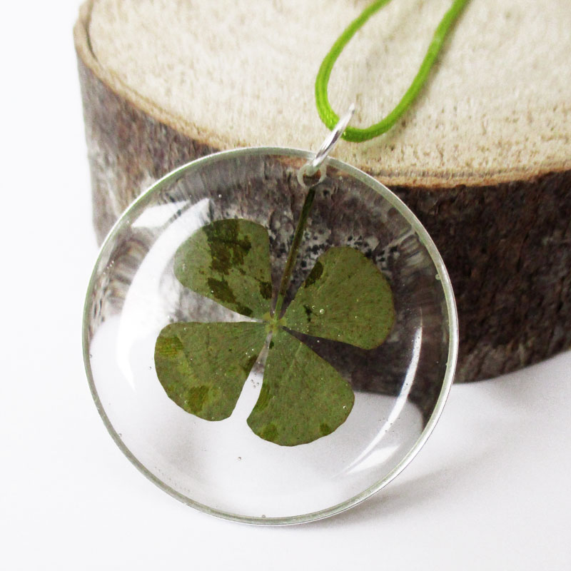 Pendentif Trefle A Quatre Feuille Bijou Nature En Resine Et Fleurs Pendentif Trefle A Quatre Feuille Bijou Nature En Resine Et Fleurs