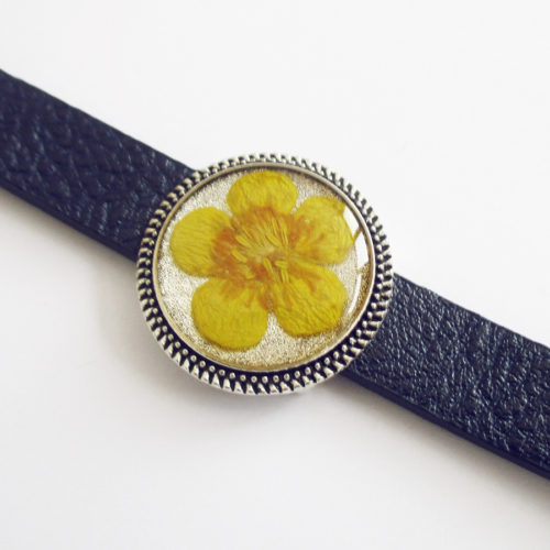 bracelet-bouton-d'or en résine, cuir et fleurs bijoux nature original cadeau femme tendance nature cuir bleu fleur jaune porte-bonheur