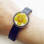 bracelet-bouton-d'or en résine, cuir et fleurs bijoux nature original cadeau femme tendance nature cuir bleu fleur jaune porte-bonheur