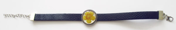 bracelet-bouton-d'or en résine, cuir et fleurs bijoux nature original cadeau femme tendance nature cuir bleu fleur jaune porte-bonheur