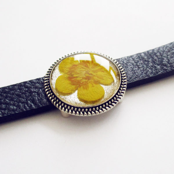 bracelet-bouton-d'or en résine, cuir et fleurs bijoux nature original cadeau femme tendance nature cuir bleu fleur jaune porte-bonheur