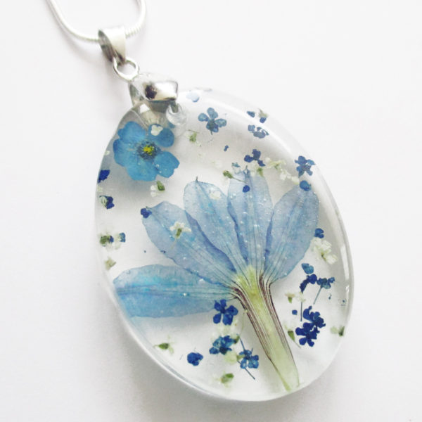 pendentif-fleurs-bleues-résine d'inclusion bijou nature lilas fleurs naturelles cadeau floral collier végétal bijou nature femme argent sterling 925