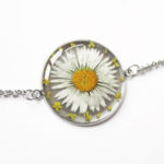 bracelet pâquerette en résine, argent et fleurs bijoux nature original cadeau femme tendance nature cuir bleu fleur jaune porte-bonheur