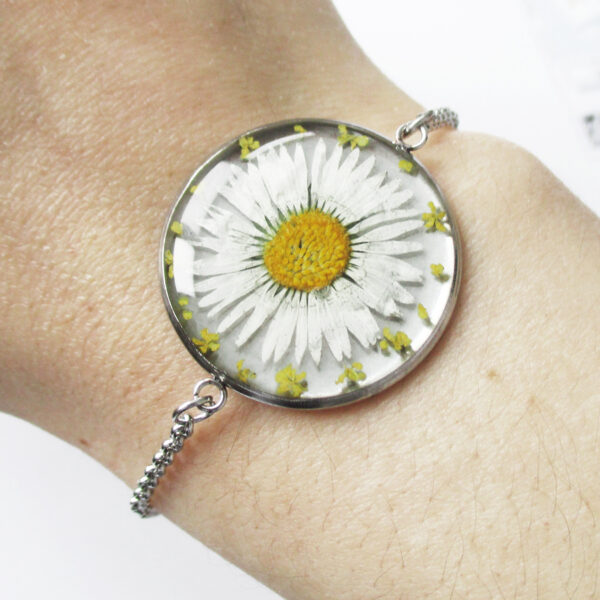 bracelet pâquerette en résine, argent et fleurs bijoux nature original cadeau femme tendance nature cuir bleu fleur jaune porte-bonheur