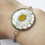 bracelet pâquerette en résine, argent et fleurs bijoux nature original cadeau femme tendance nature cuir bleu fleur jaune porte-bonheur