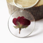 pendentif amour de rose fleur naturelle résine inclusion bijou nature bijoux végétal femme cadeau