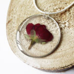 pendentif amour de rose fleur naturelle résine inclusion bijou nature bijoux végétal femme cadeau