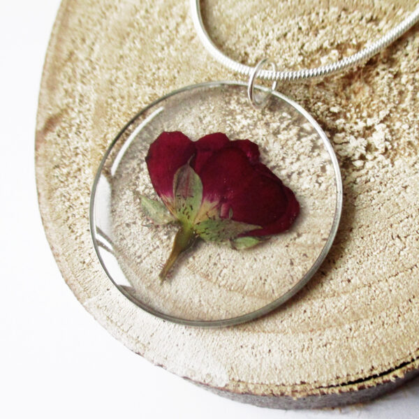 pendentif amour de rose fleur naturelle résine inclusion bijou nature bijoux végétal femme cadeau