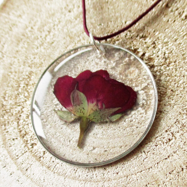 pendentif amour de rose fleur naturelle résine inclusion bijou nature bijoux végétal femme cadeau