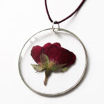 pendentif amour de rose fleur naturelle résine inclusion bijou nature bijoux végétal femme cadeau