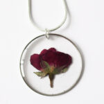 pendentif amour de rose fleur naturelle résine inclusion bijou nature bijoux végétal femme cadeau