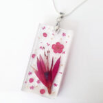 pendentif-fleur-de-fuchsia en résine et fleurs naturelles bijou nature pour femme cadeau végétal