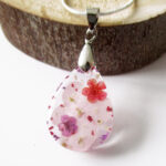 Pendentif Orphée bijou nature en résine et fleurs naturelles rose bijoux végétal cadeau femme