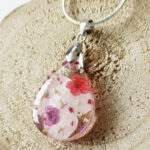 Pendentif Orphée bijou nature en résine et fleurs naturelles rose bijoux végétal cadeau femme