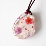 Pendentif Orphée bijou nature en résine et fleurs naturelles rose bijoux végétal cadeau femme