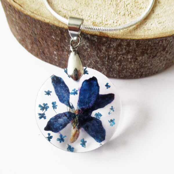 pendentif-pensée-bleutée-fleur colorée bleue résine inclusion bijou femme cadeau nature bijoux végétal