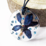 pendentif-pensée-bleutée-fleur colorée bleue résine inclusion bijou femme cadeau nature bijoux végétal
