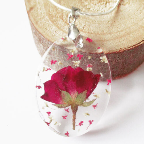 pendentif rose passion en résine, argent et fleurs bijoux nature original cadeau femme tendance nature fleur porte-bonheur