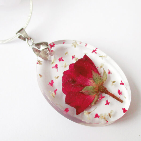 pendentif rose passion en résine, argent et fleurs bijoux nature original cadeau femme tendance nature fleur porte-bonheur