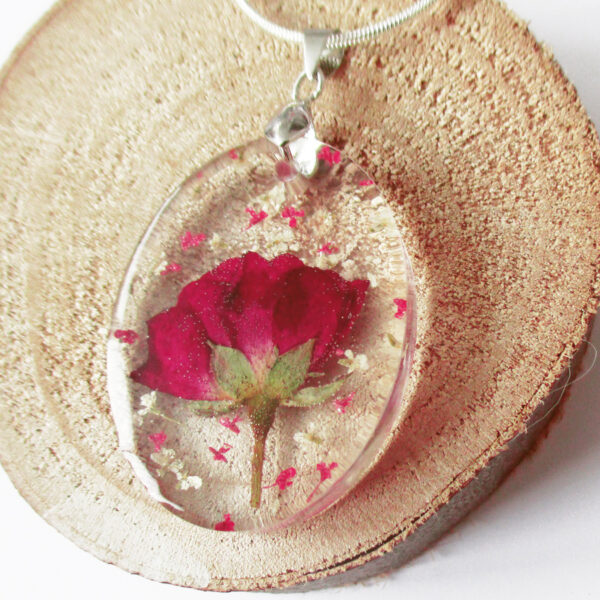 pendentif rose passion en résine, argent et fleurs bijoux nature original cadeau femme tendance nature fleur porte-bonheur