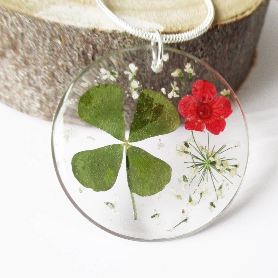 Pendentif Trèfle à quatre feuilles - Bijou nature en résine et fleurs