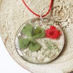 pendentif-trefle-chance-fleur naturelle trèfle à quatre feuilles résine bois inclusion bijou femme cadeau nature