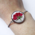 bracelet rose en résine, argent et fleurs bijoux nature original cadeau femme tendance nature fleur porte-bonheur