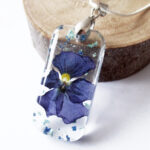 pendentif blue flower fleur naturelle résine inclusion bijou nature bijoux végétal femme cadeau